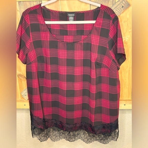 B005. Womenās Torrid CROSS BACK DRAPE LACE TOP black lace bottom 1 - Picture 1 of 5